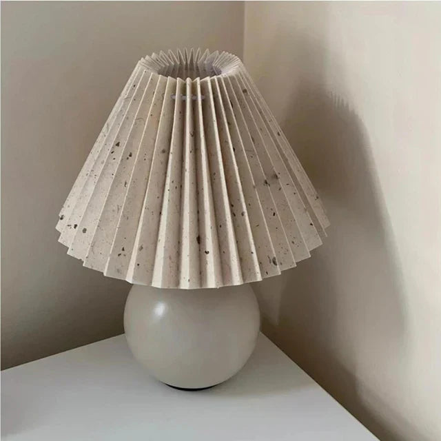 VintageLuxe – Retro Tischlampe mit Faltenlampenschirm Creme Wohnzimmer