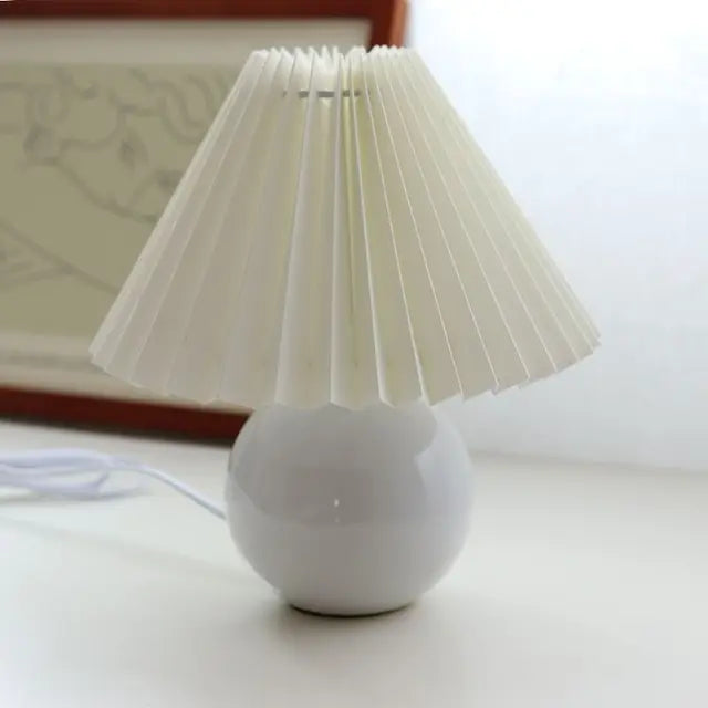 VintageLuxe – Retro Tischlampe mit Faltenlampenschirm Creme Wohnzimmer