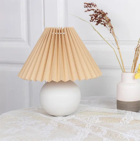 VintageLuxe – Retro Tischlampe mit Faltenlampenschirm Creme Wohnzimmer