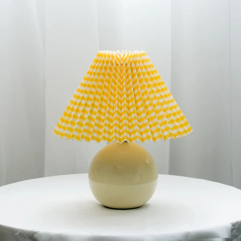 VintageLuxe – Retro Tischlampe mit Faltenlampenschirm Creme Wohnzimmer