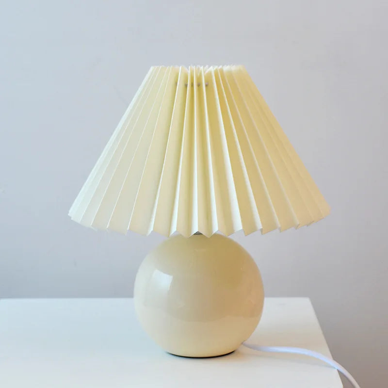 VintageLuxe – Retro Tischlampe mit Faltenlampenschirm Creme Wohnzimmer