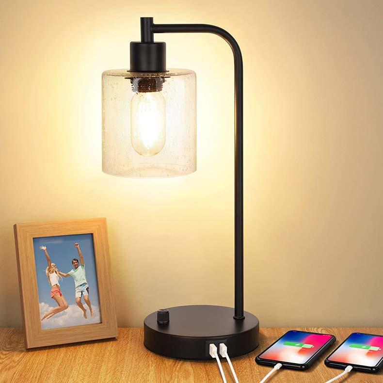 IndustriGlow - Industrielle Tischleuchte mit USB-Anschlüssen und dimmbarer Beleuchtung