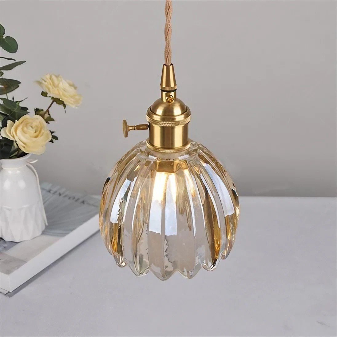 Retro Pendelleuchte mit Glasblumen und warmweißem LED-Licht