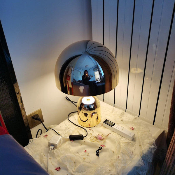 GlowAura Warmlicht Tischlampe Modern Glas Gold Wohnzimmer