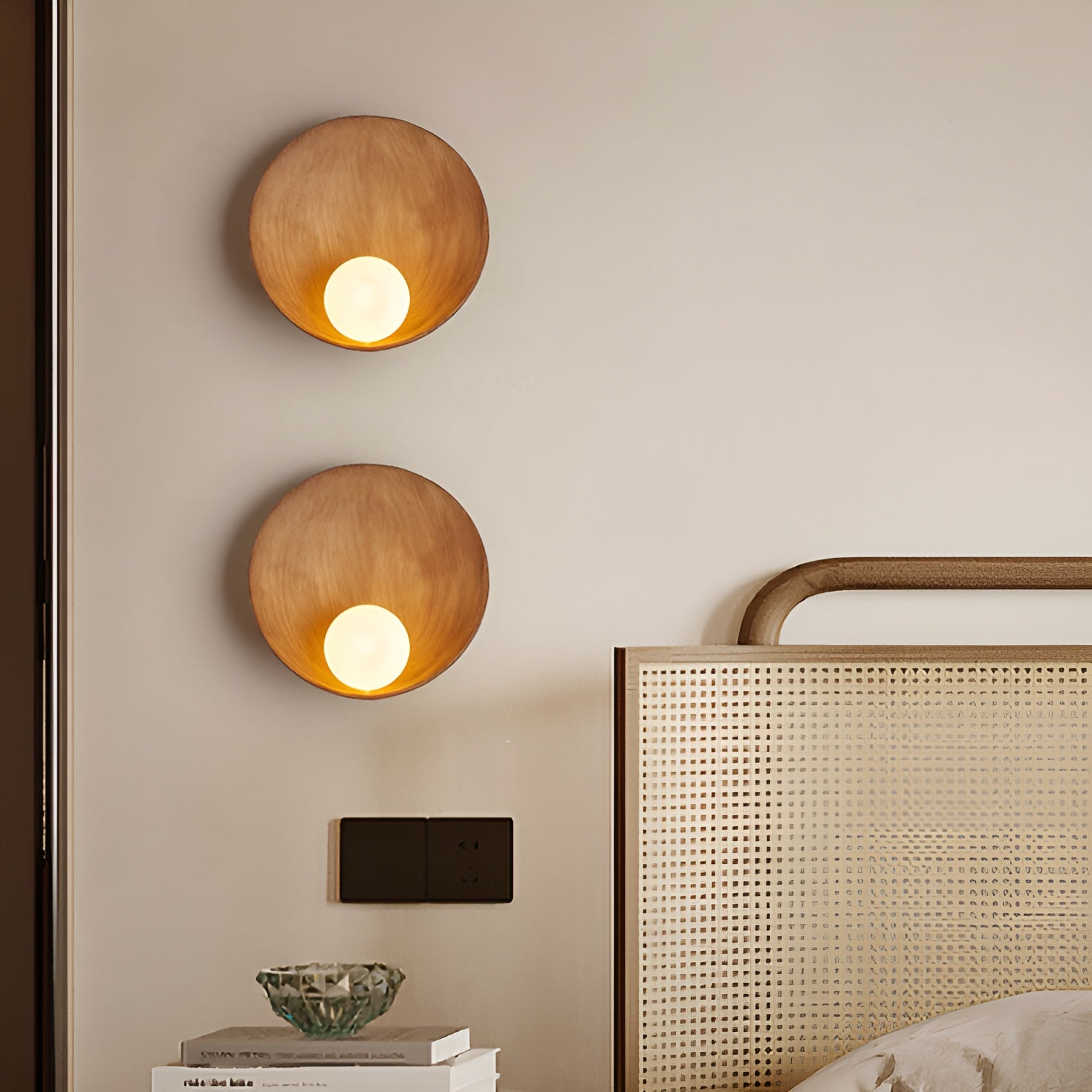 SereneGlow – Weiße Wabi-Sabi LED-Wandleuchte