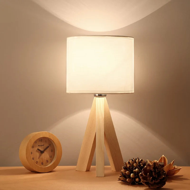 Holzglanz – Moderne Tischlampe aus Holz Naturfinish Büro