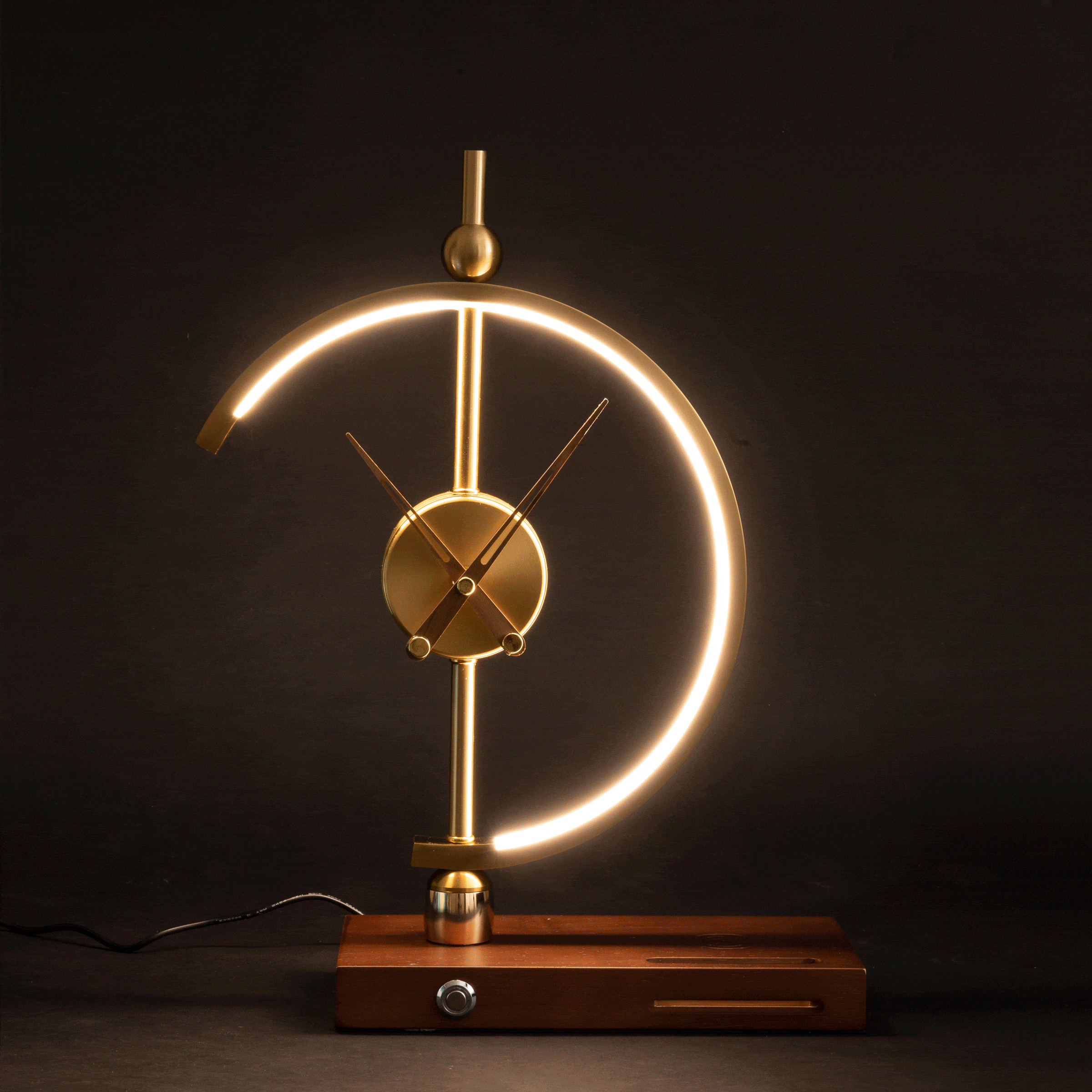 NagoyaLux Elegante Lampenuhr mit kabellosem Ladegerät – Weiß Büro