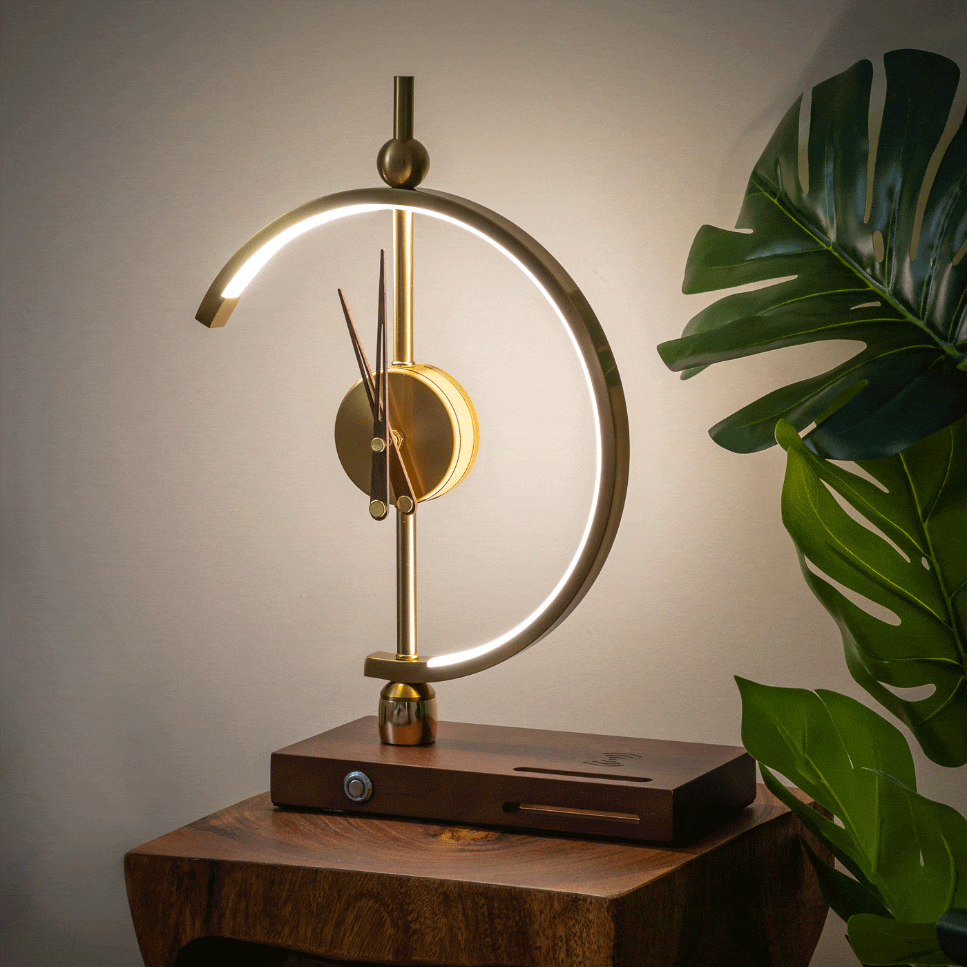 NagoyaLux Elegante Lampenuhr mit kabellosem Ladegerät – Weiß Büro
