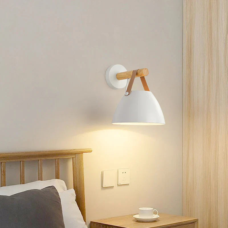 SkandiShine - LED-Wandleuchte mit Holz & Leder