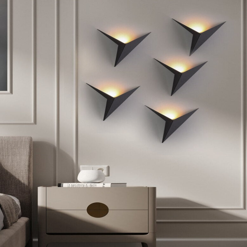 LumoTri LED-Wandleuchte modern in Dreiecksform Schwarz fürs Wohnzimmer