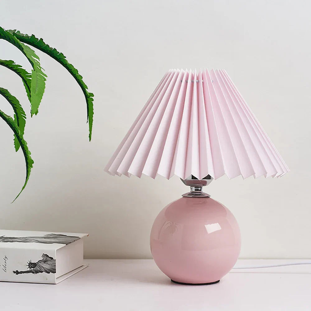 VintageLuxe – Retro Tischlampe mit Faltenlampenschirm Creme Wohnzimmer