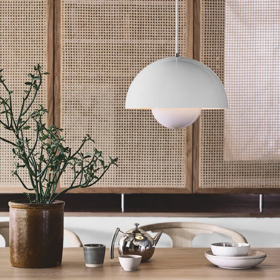 Prismalux I Halbrunde Metallpendelleuchte mit LED-Beleuchtung