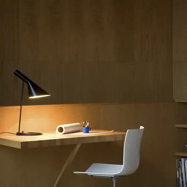 LumoLinea – Moderne LED-Tischlampe mit schlichtem Design in Weiß