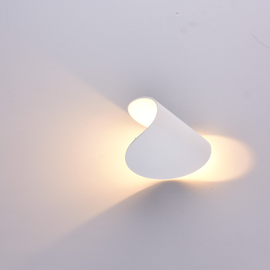 LumenTwist – Moderne LED-Wandlampe mit drehbarem Design